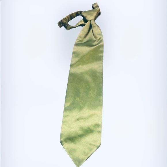 Beautiful Bright Grass Green Satin Formal Windsor Tie w/Adjustable Neckband - Picture 2 of 4